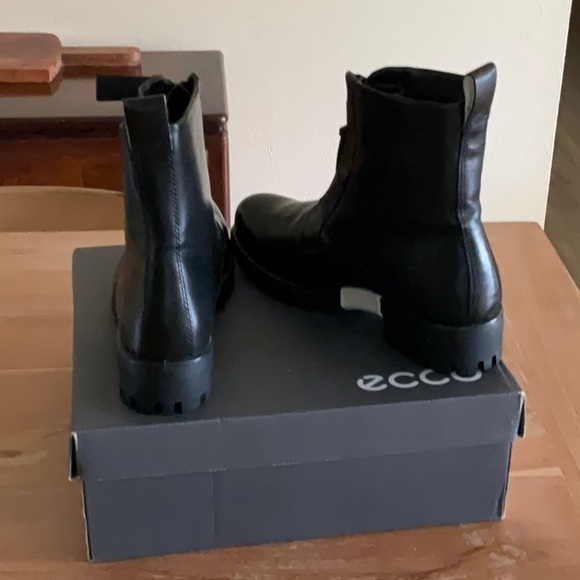 ECCO Modtray W black zip front black leather boot with rubber sole. - Picture 3 of 8